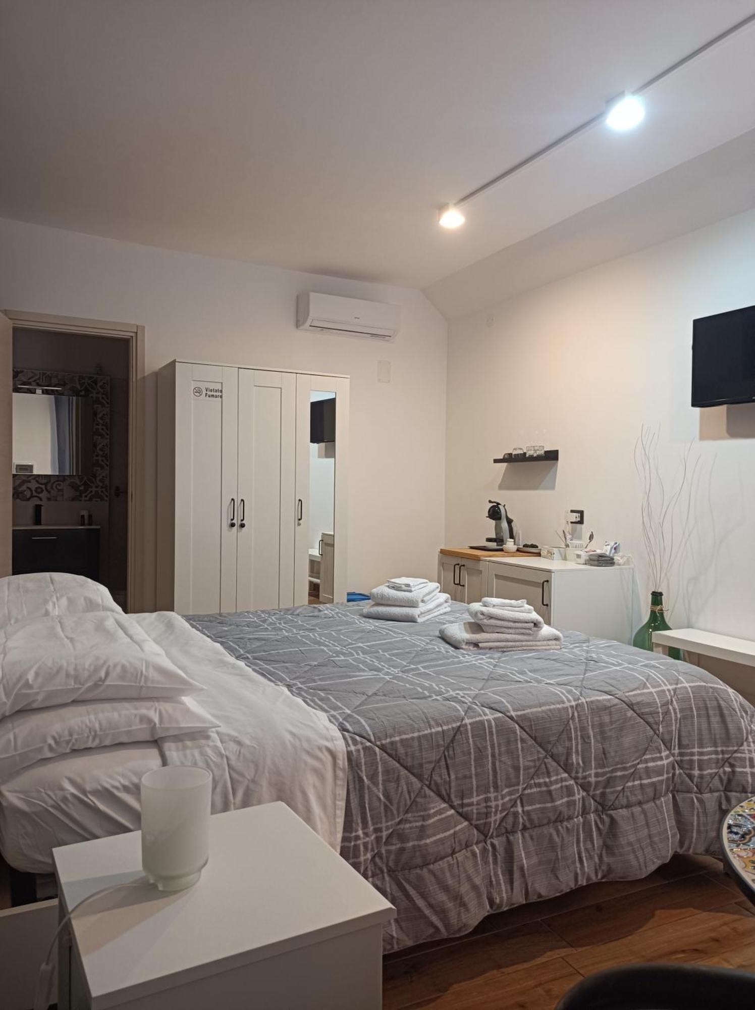 La Jacaranda Rooms Taormina Phòng bức ảnh